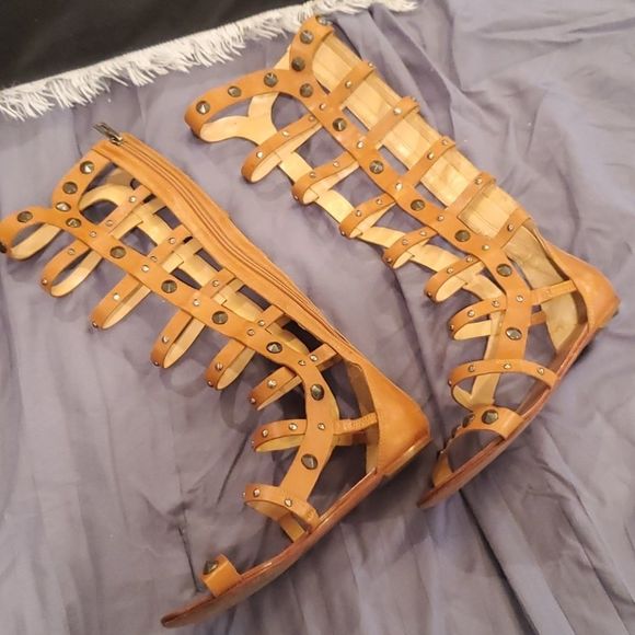 Super hot camel colored studded Schutz gladiators - Picture 3 of 12